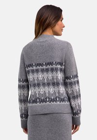 Grau gestrickter Pullover mit einem Muster in dunkleren Farbtönen, gerippten Bündchen und rundem Ausschnitt. Verwendet werden helle und mittlere Grautöne.