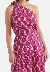 Sukienka na jedno ramię z różowo-kremowym kwiatowym wzorem, z marszczonym dekoltem i elastycznym pasem dla swobodnego dopasowania.