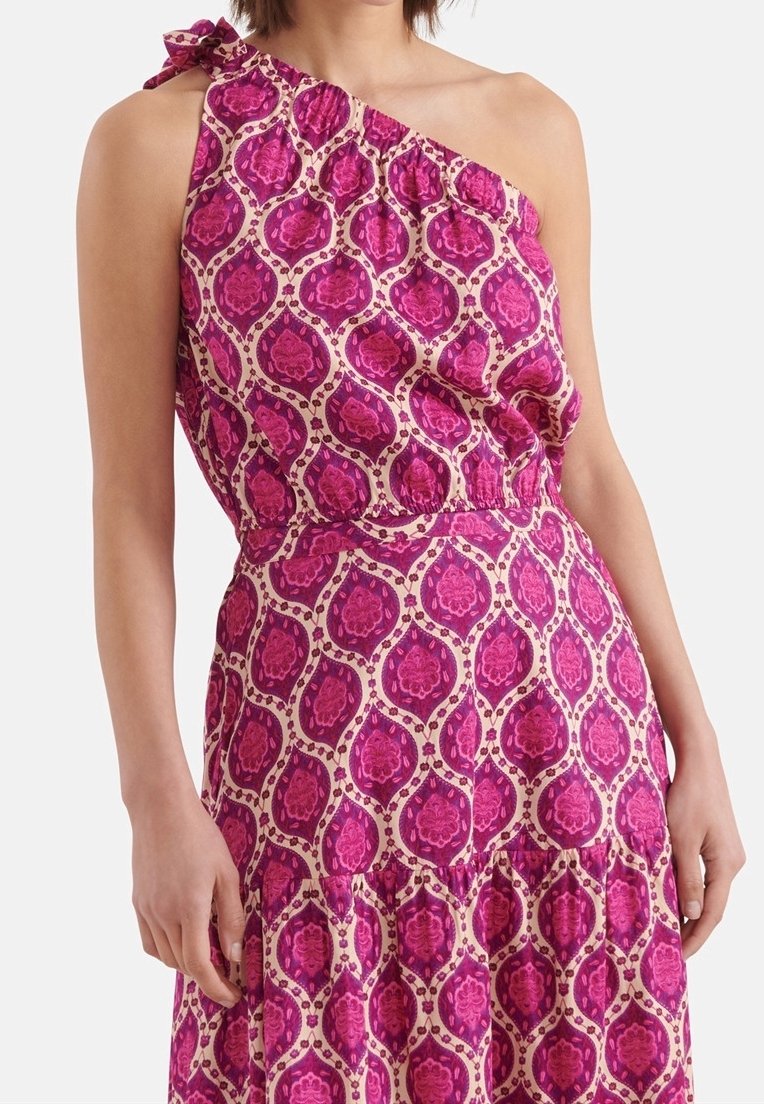 Sukienka na jedno ramię z różowo-kremowym kwiatowym wzorem, z marszczonym dekoltem i elastycznym pasem dla swobodnego dopasowania.