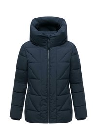 Marineblauwe pufferjack met een hoge kraag, ritssluiting en diagonaal doorgestikte patroon; heeft twee zijzakken en een gladde textuur.