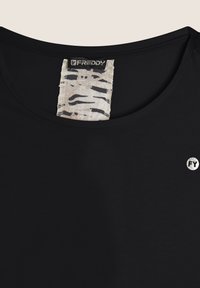 T-shirt nera con scollatura rotonda, realizzata in tessuto morbido. Presenta un'etichetta tessuta con un design a stampa animalier e un piccolo logo "FY".