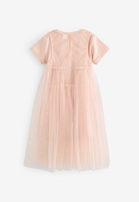Abito rosa pallido con maniche corte, dotato di un corpino in cotone morbido e di una gonna in tulle a strati, chiusura sul retro con bottoni e dettagli arricciati in vita.