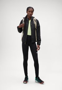 The North Face HIGHER RUN WIND JACKET - Veste de running - black