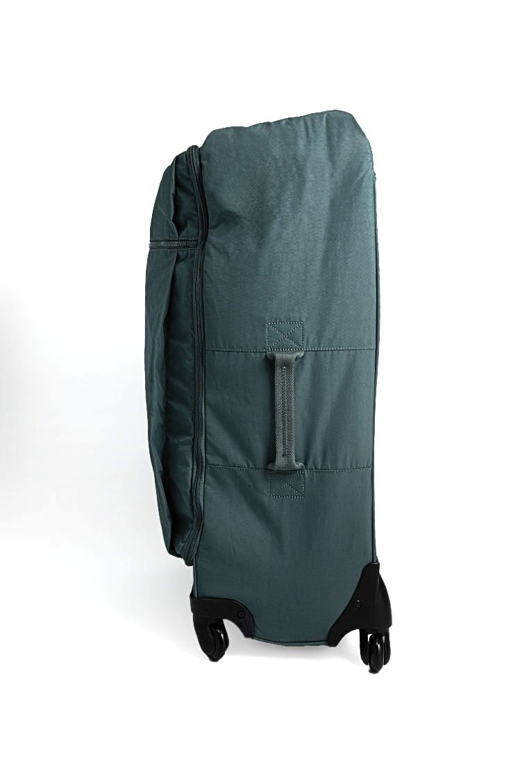 Sac de voyage à roulettes en tissu vert foncé, de forme rectangulaire, avec une poignée arrière, des roues lisses et une fermeture zippée.