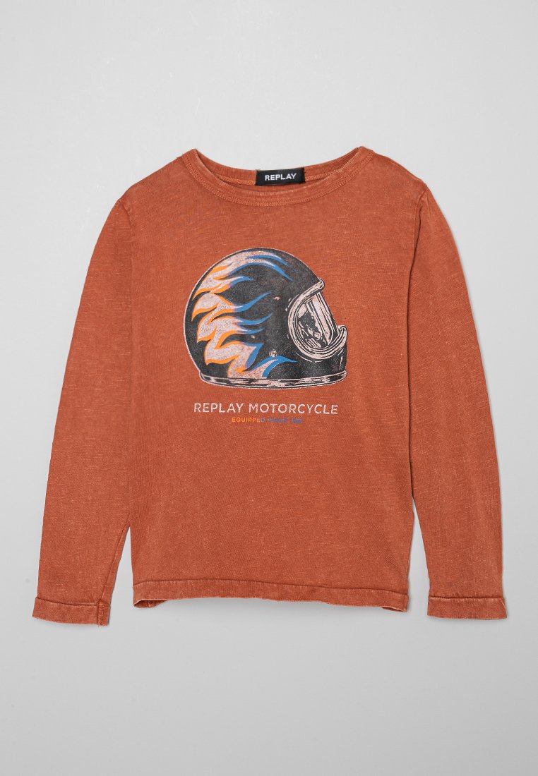 Langärmliges oranges Shirt mit einem Motorradhelm-Motiv und blauen und orangefarbenen Flammen. Weicher Stoff, entspannte Passform und hochrollbare Ärmel.