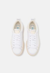 Vita lädersneakers med runda tår, snörningsdesign, beige gummisulor och blå logotypaccenter på innersulorna. Ren och minimalistisk stil.