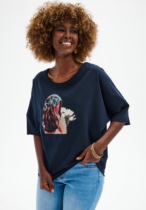 blue shadow, - T-shirt z nadrukiem