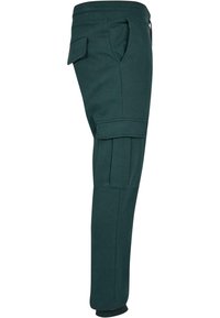 Pantaloni cargo dintr-un amestec de bumbac verde închis, cu buzunare laterale și croială ajustată. Talie elastică și tivuri la glezne pentru confort.