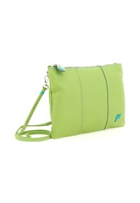 Piccola borsa a tracolla in pelle verde lime con tracolla regolabile, cuciture blu, chiusura a zip e dettaglio del logo blu nell'angolo in basso a sinistra.
