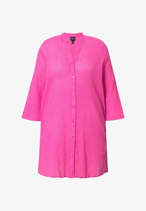 Helles pinkes Hemd mit Stehkragen, Dreiviertelärmeln, strukturierter Stoff und leicht abgerundetem Saum.