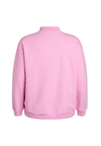 Ružový sveter s vysokým golierom, dlhými rukávmi a ribbovanými manžetami. Hladká textúra s voľným strihom. Zobrazený pohľad zozadu.