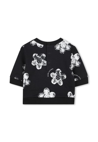 Zwarte sweatshirt met wit bloemenpatroon, geribbelde kraag en boorden, en knoopsluiting op de rug. Zacht materiaal met een comfortabele uitstraling.