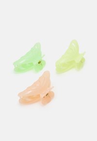 Conjunto de três ganchos de cabelo em forma de borboleta. Cores: verde claro, amarelo pálido e pêssego. Feitos de plástico translúcido com um acabamento brilhante.