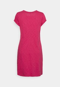Fuksjowa sukienka z krótkim rękawem o luźnym kroju, z okrągłym dekoltem i gładkim, lekko teksturowanym materiałem. Z tyłu widoczna jest środkowa szew.
