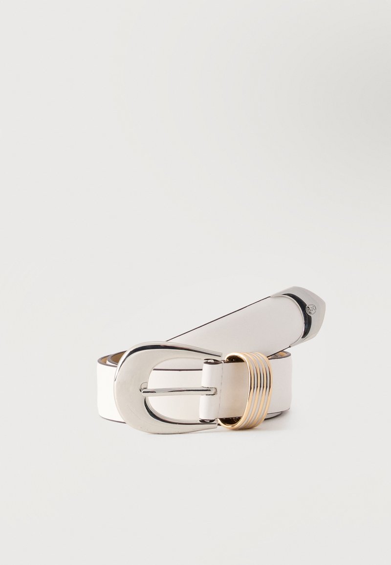 Λευκή δερμάτινη ζώνη με μεγάλη ασημένια αγκράφα και τρία λεπτά χρυσά δαχτυλίδια σε απλό λευκό φόντο.