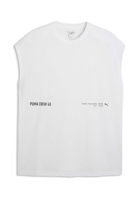 T-shirt sans manches blanc à col rond en tissu doux. Il présente une impression noire avec les inscriptions "PUMA CREW 48" et "PUMA TRAINING CREW EST. 1948."