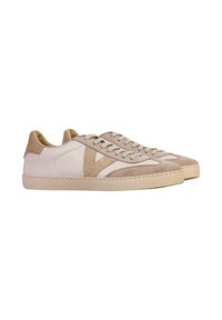 Zapatillas de cuero blancas con acentos de ante beige, puntera redonda, cordones en la parte frontal y suela de goma texturizada. Presenta un logo en V en el costado.