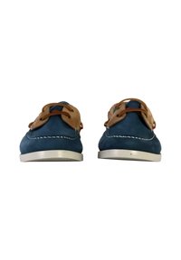 Scarpe di camoscio blu con accenti in pelle marrone, cuciture bianche, forma a punta rotonda e suola in gomma di colore chiaro. I lacci sono visibili.