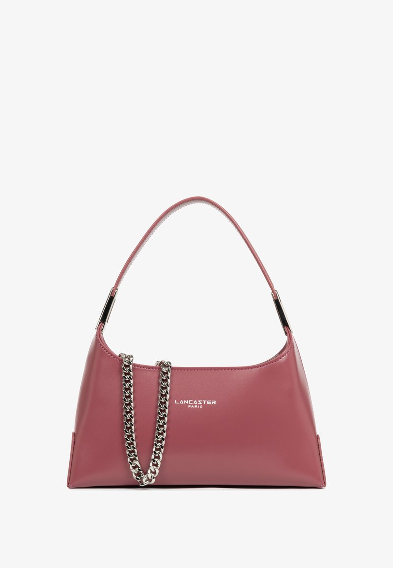 Roze neplederen handtas met een gestructureerde vorm, een enkele ronde handgreep en een zilveren kettingaccent. Beschikt over een metalen logo-detail aan de voorkant.