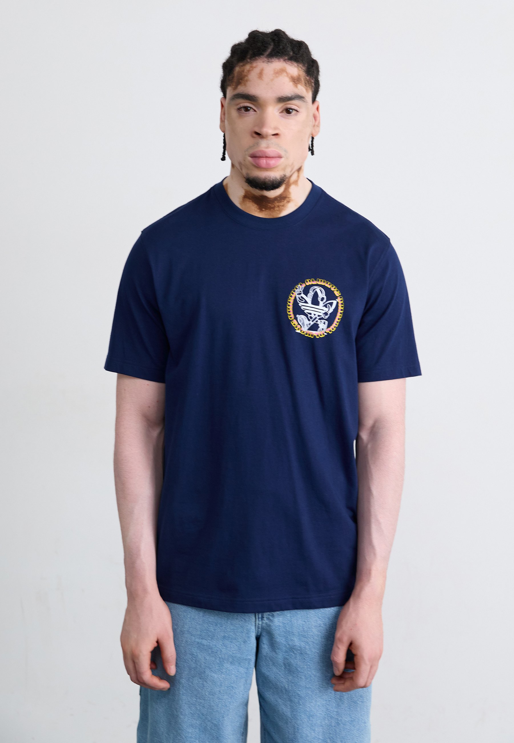 adidas Originals GRAPHIC TEE UNISEX - Print T-shirt - night indigo