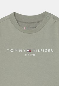 Tommy Hilfiger BABY ESSENTIAL TEE UNISEX - Camisola de manga comprida - faded willow