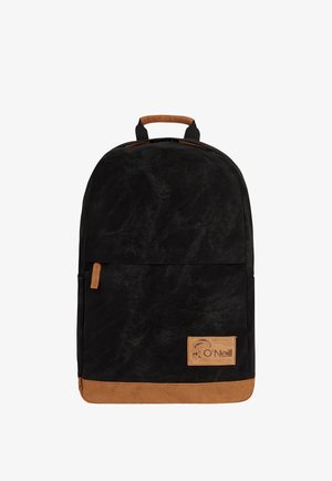 Schwarzer Rucksack mit braunem Wildledergriff, Boden, Reißverschluss-Zipper und O'Neill-Logo auf der Fronttasche vor weißem Hintergrund.