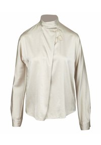 Blusa in satin color crema chiaro con colletto alto, maniche lunghe e un'accente frontale annodata che presenta due frange. Texture liscia con una vestibilità ampia.