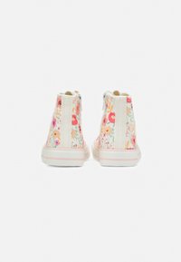 Jante sport înalte cu un model floral, în nuanțe de roz și alb, având închidere cu fermoar și material canvas texturat. Talpă din cauciuc plat.