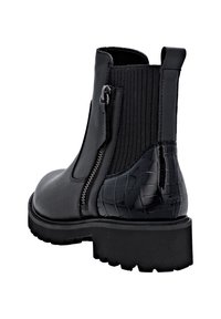 Bottines noires en cuir lisse, avec des panneaux élastiques texturés sur les côtés, une fermeture éclair et un accent en croco brillant embossé sur le talon.