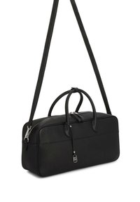 Μαύρη δερμάτινη τσάντα duffel με υφή, διπλές επάνω λαβές, αφαιρούμενο λουρί ώμου και κλείσιμο με φερμουάρ· διαθέτει διακριτική επωνυμία.