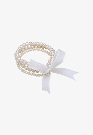 Perlenarmband mit mehreren Strängen gleich großer Perlen in Creme, verziert mit einer weißen, transparenten Schleife.