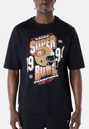 Camiseta de algodón negra con un diseño gráfico de un casco de fútbol americano y el texto "Campeones del Super Bowl 1994" en acentos dorados y rojos.