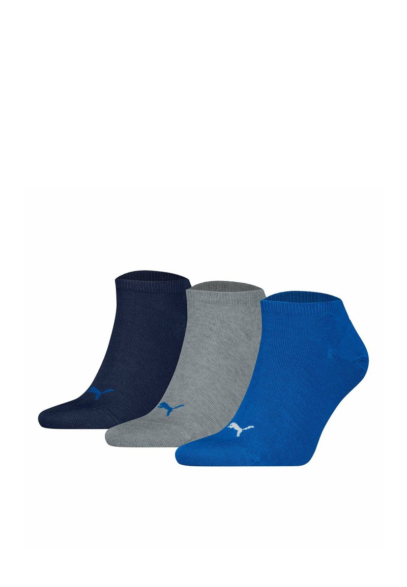 Tres pares de calcetines tobilleros en marino, gris y azul, con una textura acanalada y un pequeño logo blanco en cada calcetín.