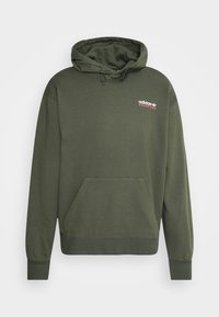 Grön hoodie i mjukt tyg med en framficka, justerbar dragsko för huvan och "adidas ADVENTURE"-logotyp i rosa.