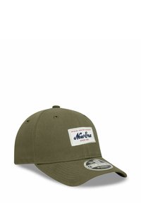 Olivgrüne New Era 9FORTY verstellbare Baseballkappe mit gebogenem Schild und gesticktem Logopatch auf der Vorderseite.