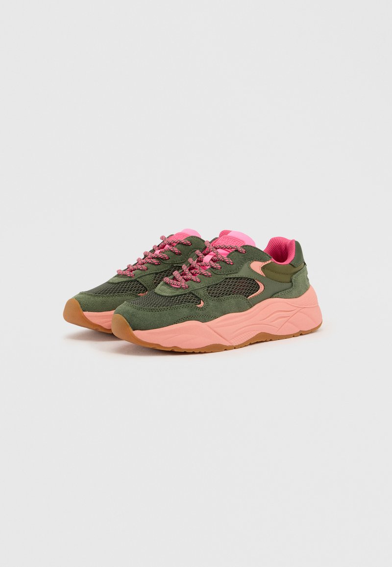 Grüne und pinke Sneakers aus Mesh- und Wildledermaterialien, mit pinken Schnürsenkeln und Akzenten sowie einer strukturierten pinken Außensohle.