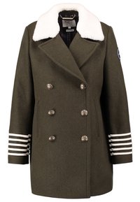 Manteau vert foncé croisé avec col en fausse fourrure blanche, boutons métalliques, écusson sur la manche et détails rayés blancs sur les poignets.