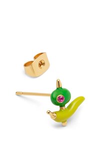 Pendiente de stud dorado con esmalte verde y amarillo en forma de pimiento picante, con un detalle de gema rosa, mostrado con respaldo de mariposa.