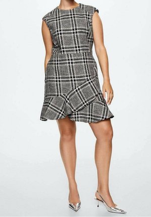 Robe à carreaux avec des manches courtes, un corsage ajusté et un ourlet évasé. Le tissu a un tissage texturé en tons noir et blanc.