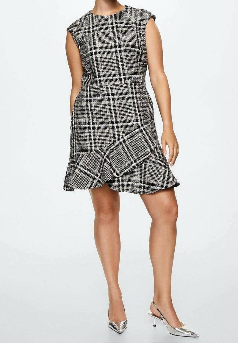 Kariertes Kleid mit kurzen Ärmeln, tailliertem Oberteil und ausgestelltem Saum. Der Stoff hat eine strukturierte Webart in Schwarz- und Weißtönen.