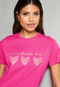 Lipsy REGULAR FIT ROUND NECK WEAR IT WITH LOVE  - Apdrukāts T-krekls - pink