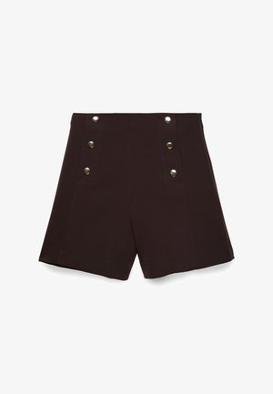 Shorts noirs taille haute avec six boutons décoratifs argentés, trois de chaque côté le long de la ceinture avant.