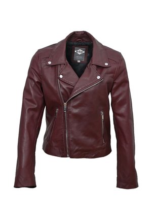 Veste de motard en cuir bordeaux avec un col à rabat, une fermeture éclair asymétrique et deux poches zippées à l'avant. Texture lisse et design ajusté.