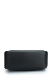 Custodia rettangolare in pelle nera con texture liscia, bordi cuciti e logo in rilievo sulla parte superiore. Design compatto e minimalista.