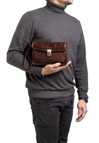 Bruine leren handtas met een rechthoekige vorm, een klep sluiting, gouden hardware en een afneembare schouderband; gladde textuur met een glanzende afwerking.