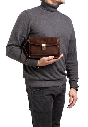 Sac à main en cuir marron de forme rectangulaire, avec une fermeture à rabat, des accessoires en or et une bandoulière amovible ; texture lisse avec une finition brillante.