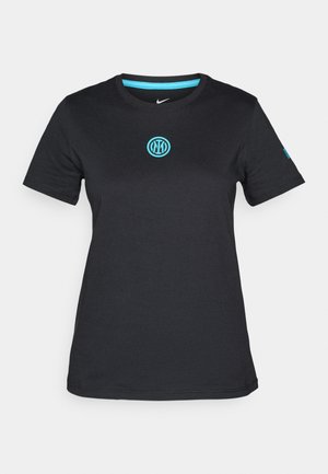 T-shirt nera a maniche corte realizzata in materiale morbido, con scollatura rotonda e un logo ricamato azzurro sul petto.