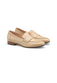 Mocassini in pelle beige con punta arrotondata e cinturino decorativo sulla parte superiore. Tacco in legno piatto e superficie liscia.
