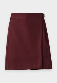 Bordowa mini spódnica wykonana gładkiego materiału z zamkiem błyskawicznym z boku i delikatnym krojem w kształcie litery A, charakteryzująca się prostym, nieozdobionym wyglądem.