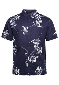 Camisa de manga corta en tejido azul marino con un patrón floral blanco, cuello estándar y cierre delantero de botones. Textura suave con corte entallado.